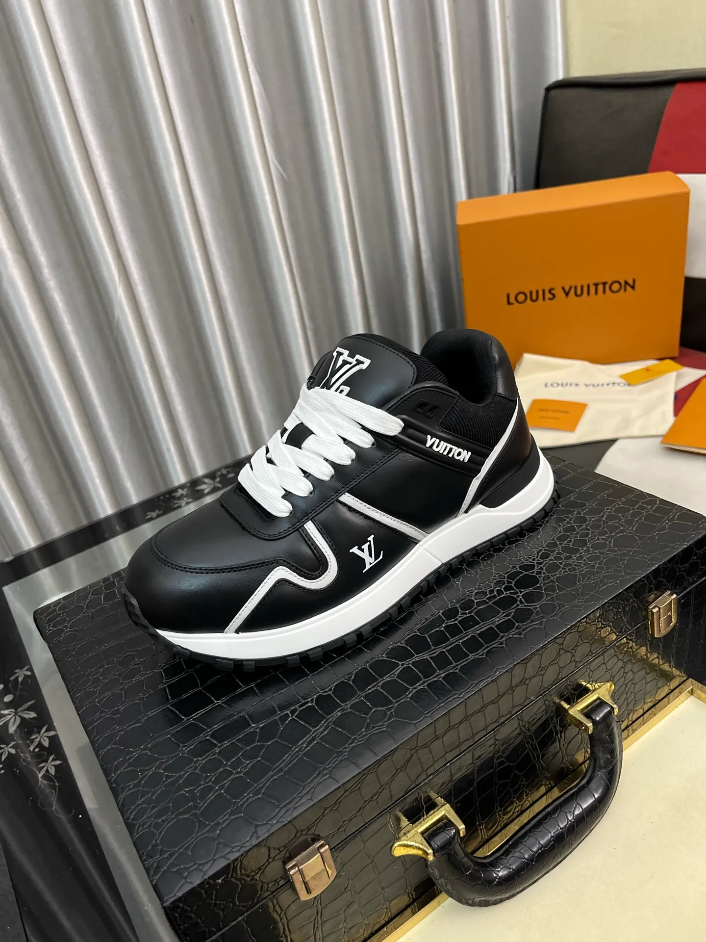 Men's Men's Shoes 💰760⌚️⌚️LV Classic men's sneakers are shipped. Lightweight thick-soled chubby bread shoes, super versatile and multiple styles are coming! This sneaker is made of smooth cowhide punching and grained cowhide stitching to create an elegant design. Grained cowhide is stitched with technical mesh, and smooth cowhide and grained cowhide are combined in multiple styles. The color is classic and versatile, and it can be easily integrated into various styles. The eye-catching LV letters are marked on the side of the shoe, the tongue is decorated with LV embroidered letter web logo, the brand logo is screen-printed on the heel, and the lightweight rubber outsole is embellished with Vuitton's personalized logo. The fabric-lined foot pads make your feet fashionable, handsome and versatile! Comes with full original packaging! Size: 35-46 (40 for women, 38.45.46 for men, customized)